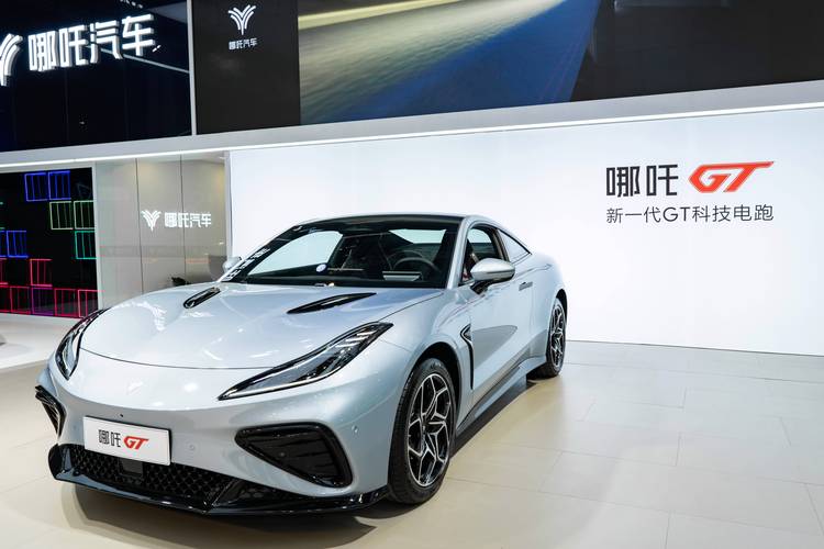 重庆346哪吒汽车在智能汽车领域的表现，领途汽车在新能源汽车市场中的影响力